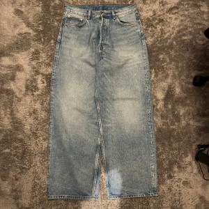 Astro jeans - Weekday astro jeans som har varit väldigt populära med sin baggy passform. Jag är 185 och de passar mig fint. Meddela vid fler frågor !