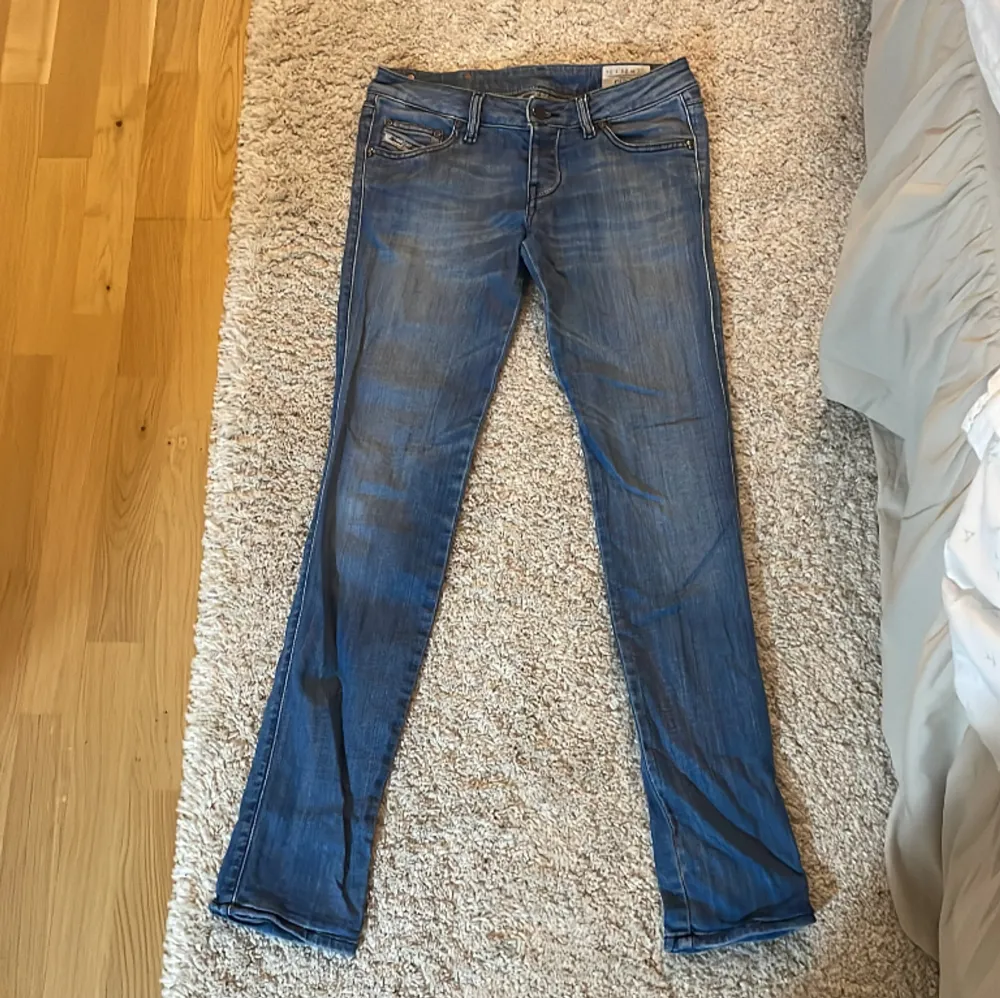 Lågmidjade straight diesel jeans i storlek W26, L34. Inga defekter❤️. Jeans & Byxor.