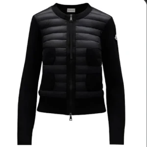 Moncler cardigan  - Hej! Säljer min moncler cardigan i storlek medium men passar mig som är xs/s. Jättebra skick så säljer vid bra pris!  Priset kan självklart diskuteras! 