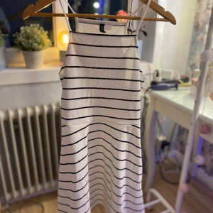 Randig klänning  - Den kommer ifrån H&M, väldigt fin skick. Har nästan aldrig kommit till användning.