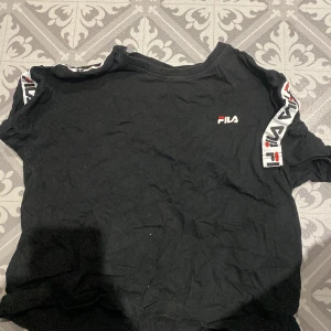 Fila T-shirt  - Står fila på sidorna armen använd fåtal gånger storlek M