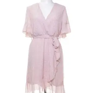 Nu säljer jag denna fina klänning som är använd en gång och är i storlek medium. Klänningen brukas sälja för 499 kr men jag säljer den för 250kr👏👏