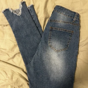 Jeans med hål  - Jeans med hål i knäna som inte kommer till användning, högmidjade. Sitter jättefint på. Från shein, aldrig använt.