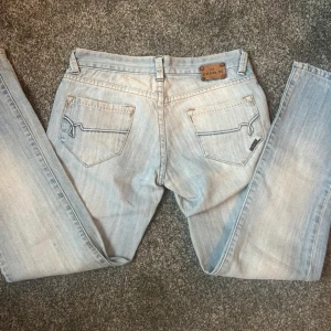 Lågmidjade jeans  - Superfina jeans som jag måste sälja då dom blivit lite för små för mig.  Är 176cm lång men passar nog någon som är lite kortare. 