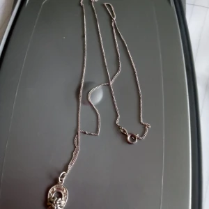 Halsband med hänge av en hästsko Silver 835 . - Fint gammalt halsband med hänge av en hästsko Silver 835 stämpel på kedjan och hästkon med 835.