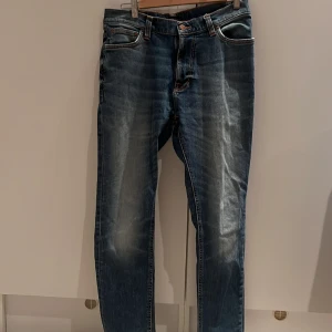 Nudie jeans - Snygga Nudie jeans i ljusblå färg i väldigt bra skick. Jeansen är använda ett par gånger och har inga defekter. Snygga jeans som passar perfekt till våren/sommaren. Skriv vid funderingar.