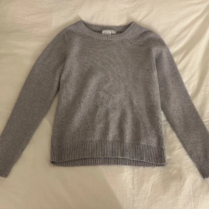 jättefin stickad tröja  - säljer denna superfina stickade tröjan från vila som är köpt för 329kr 💞 säljer då den tyvärr inte längre kommer till användning! tröjan är i använt skick därav priset 💗 skriv för fler bilder