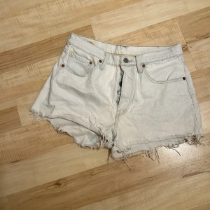 Levi’s shorts 501 - Använda 3 gånger inköpta på junkyard, dom ser ut att vara i nyskick.