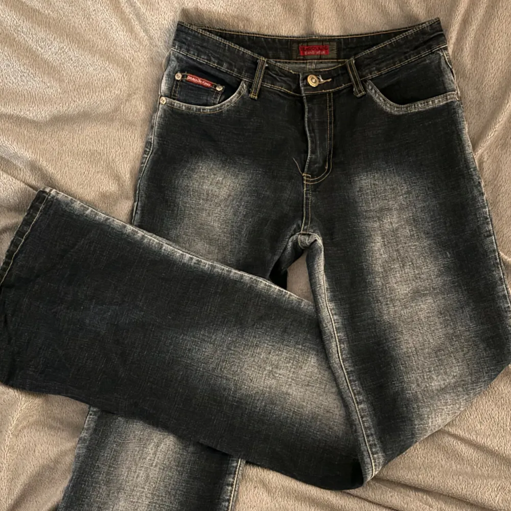 Skitsnygga, unika och mina absoluta favoritjeans😩😩😩34cm midja tvärs över och 80cm innerben💕Dom är lågmidjade!. Jeans & Byxor.