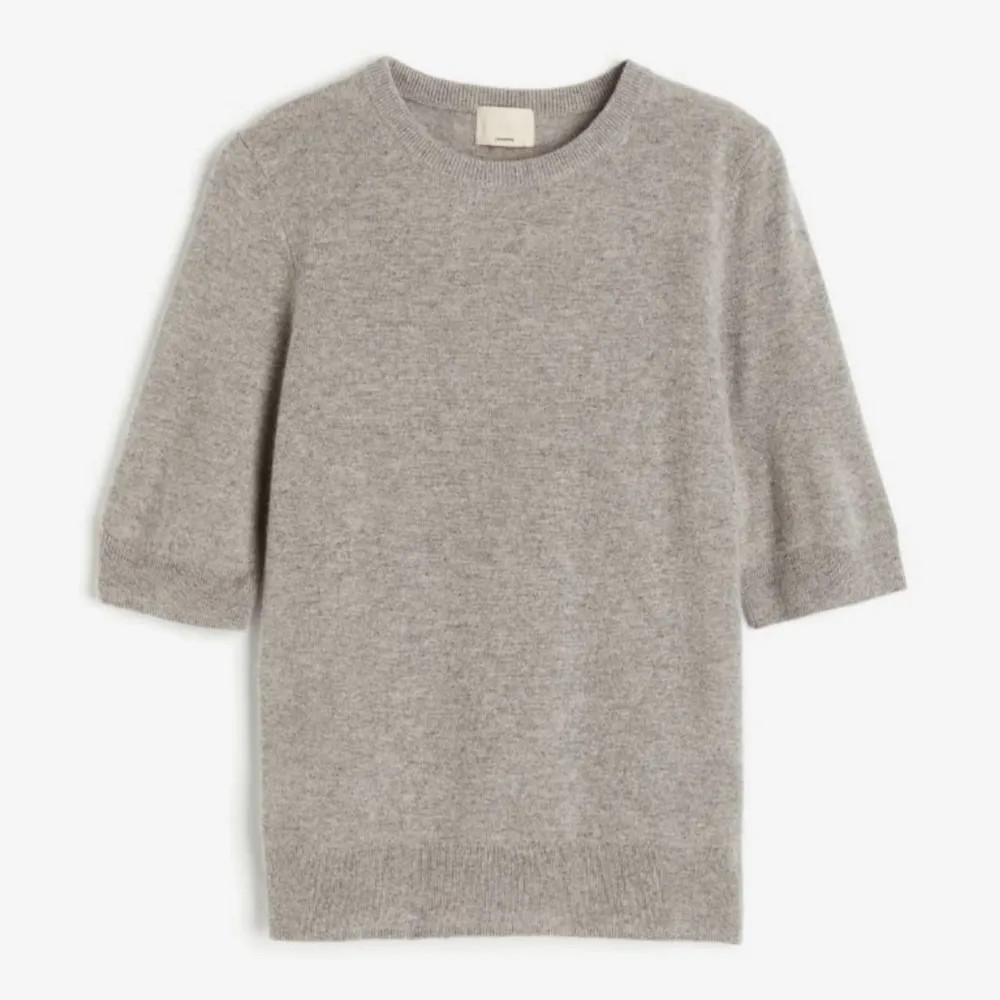Säljer denna cashmere tröja ifrån hm nypris 1000kr 🤍 skriv för egna bilder💖. Stickat.