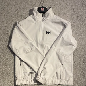Helly Hansen jacka - Snygg tunn jacka från Helly Hansen  Skick 9/10  