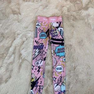 Stronger träningsbyxor  - Rosa träningsbyxor med mellanhög midja. Sitter bra på mig som är 167 och är inte använda mycket. Nypris 799. Pris kan diskuteras 🙂