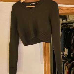 Mörkgrön långärmad tröja  - Säljer denna långärmade tröja från Zara. Tröjan är näst in till croppad. Storlek M⭐️ säljer för 150kr. Hör av er om ni har frågor! 💗