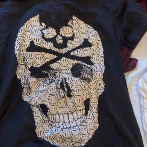 Philipp plein t-shirt - En ganska ny philipp plein t-shirt säljer då jag ej får användning av den mer säljer för ett mkt bra pris storlek m/s 