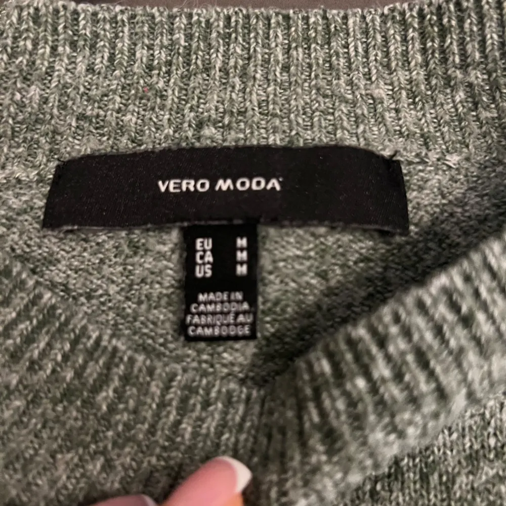 Mycket fin grön tröja från Vero Moda, den är tvättad några ggr så den passar även S samt XS.. Stickat.