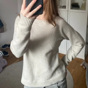 Tunn stickad tröja - Bra skick men lite nopprig Lite tunnare stickad med väldigt fin passform