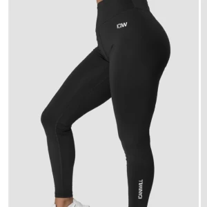 Träningstights från ICIW - Super sköna och snygga tights från Icaniwill!❤️ De har scrunch och sitter bra!🥰 Tightsen är i gott skick och är väl omhändertagna🥰