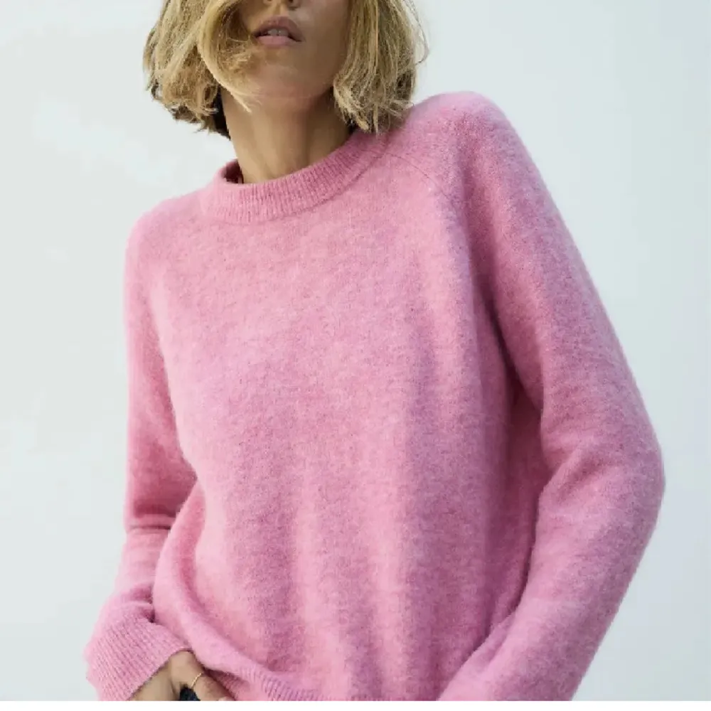 Super snygg rosa stickad tröja från Zara!!! Jätte bra skick💗köpare står för frakt. Tröjor & Koftor.