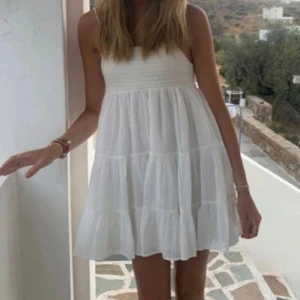 Zara klänning  - Säljer den här slutsålda klänningen från zara då den ej kommer till användning! Endast använd en gång så i bra skick💗