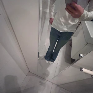 Bootcut jeans - Storlek xs, passar mig som är xs Kom inte till användning eftersom att de är för långa för mig. De är High waisted men älskar 