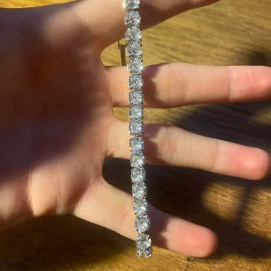 Armband  - Armbandet är gjort av moissanite diamonds. Köpte det för 1000kr och säljer nu för endast 399kr, Men priset går att diskutera. Använde någon fåtal gång men har slutat använda det nu eftersom jag sparar till ett par nya skor.