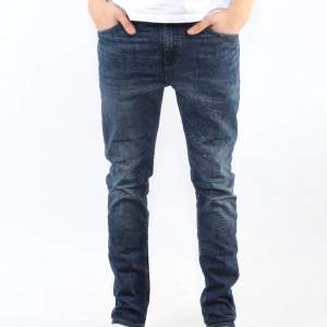Marinblåa Jeans från Levi’s, modell 512. Storlek: W30 L32 (modellen på bilden är 184 cm lång) Skick: 6,5/10 (imperfektion på vänster ficka, utstickande tråd) 
