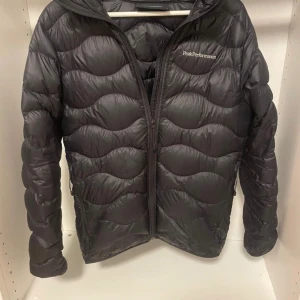 Peak performance jacka  - Jackan är i mycket bra skick med justerbar luva  Storlek S