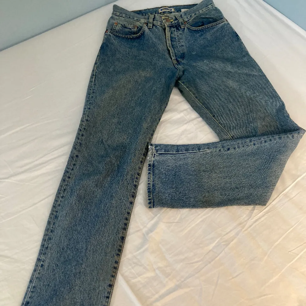 Så himla fina vintage Gul & Blå jeans med hög midja, superfin passform & raka ben! Långa på mig som är 162. En fläck på framsidan som jag inte vet ifall den går bort. Pris kan diskuteras, skriv för fler bilder!. Jeans & Byxor.