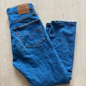 Levis 501 - Här är dom snyggaste Levis 501! Använda men i fint skick🤗Storlekn är W26 & L26, jag är 165cm och byxan slutar vid ankeln - perfekt till våren ✨👌 Säljs pga att de inte passar längre, köparen står för frakten🤗