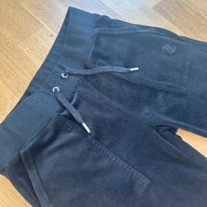 Juicy couture low rise flare  - Ny skick använda enstaka gång Säljer dom för att jag tycker inte dom sitter bra på mig