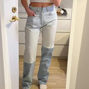Säljer dessa coola jeans från Gina då de har blivit för stora. Dem är använda några få gånger men är i bra skick. Nypris var mellan 600-700. Kom gärna med prisförslag och ställ frågor om det behövs💗😊🫶
