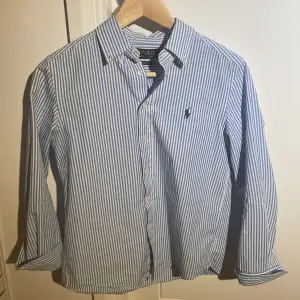 Säljer nu denna skit grischiga polo skjorta. Köpt förra sommarn, skick 10/10 med varken fläckar eller skador. Nypris: ca 1000kr. Mitt pris: 500 (går att diskutera). Säljs pga att jag har växt mycket och skjortan blivit för liten
