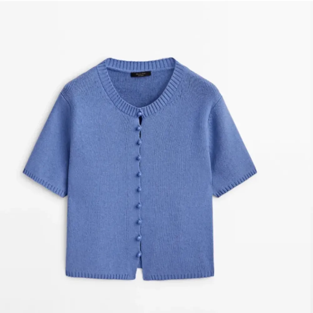 Hej, säljer min blåa Massimo dutti tröja nypris 800kr helt slutsåld. Knappt använd❤️. T-shirts.