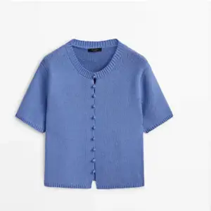 Hej, säljer min blåa Massimo dutti tröja nypris 800kr helt slutsåld. Knappt använd❤️