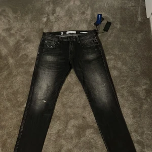 Replay anbass - Sprillans nya ”replay anbass” (alla tags kvar) mycket eftertraktade! Passar dig som är 180+ Ett par sjukt feta jeans som brukar vara slutsålda😆 kostar 1900 nya Hör av dig vid intresse🙌 