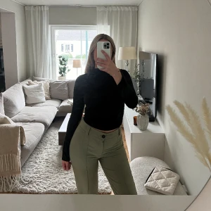 Gröna kostymbyxor  - Säljer mina gröna kostymbyxor från Zara, (långa)🤍