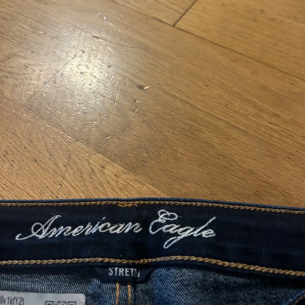 Lågmidjade jeans från American Eagle. Osäker på storlek men skulle uppskatta att det är en Small . Jeans & Byxor.