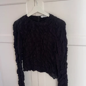 Festtopp!! - En sån fin svart och tight topp från &otherstories med lite bubbliga detaljer !!!!🖤🖤🖤