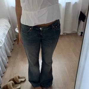 Weekday jeans i modellen Nova. Använda en gång🫶🫶 kan absolut gå ner i pris vid snabb affär och byter gäärna till 1/2 storlekar mindre🫶