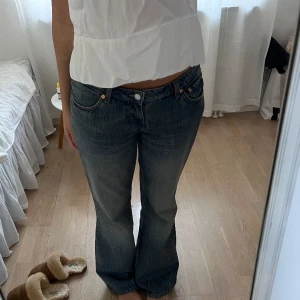 Weekday nova jeans - Weekday jeans i modellen Nova. Använda en gång🫶🫶 kan absolut gå ner i pris vid snabb affär och byter gäärna till 1/2 storlekar mindre🫶