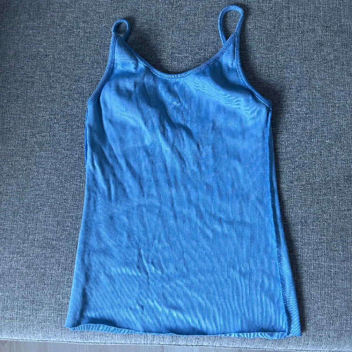 Blått linne med låg rygg