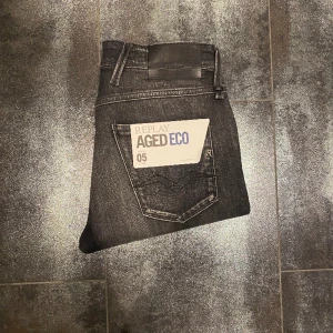 Replay Anbass  - Riktigt feta jeans som aldrig varit använda, taggsen kvar och nypris på dem är 1899 så kom inte med låga bud då har jag lika väl kvar dem. Är 175 på bilden.