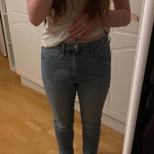 Skinny jeans som söker en ny ägare💗 - Ett par skinny Jenes från HM i storlek 42 som säljs på grund av att dom aldrig används och är för stora 
