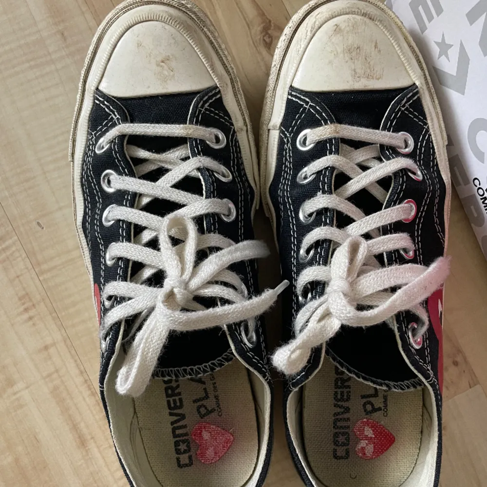 Säljer mina comme des garçons x converse skor då dom ej är min still längre. Skorna har tecken på användning! Originalpriset är ca 1 650kr❤️boxen tillkommer . Skor.