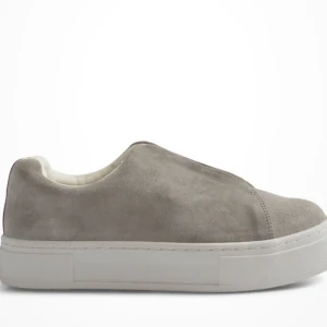 Eytys stl 38 - Säljer dessa nya eytys modellen doja i stl 38. Köpta på eytys sample sale men tyvärr fel storlek, enbart provat dom hemma. Då de är köpta på sample sale är dom lite mörka under sulan pga att eytys kan ha använt dom på plåtning etc, nypris 2000kr