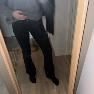 Zara low waist bootcut jeans - Populära jeans från Zara i grå svart, slutsålda på Zaras hemsida. Storlek 32 men stretchiga så passar en med storlek 32-36. 90% bomull 6% polyester 4% elastan Jeansen är använda men i gott skick.