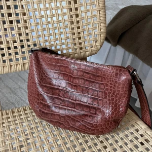 Axelremsväska  - En supersnygg och rymlig väska från WOS i fint skick. Tecken på användning finns dock på några ställen❤️