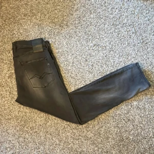 Grå replay anbass jeans - Säljer ett par feta replay anbass i färgen grå. Storlek 34 men passar som 30/30 eller 30/32. 9/10 skick inga defekter så långt jag kan se. Säljer pga att dom inte passar. Pris kan diskuteras vid snabb affär.