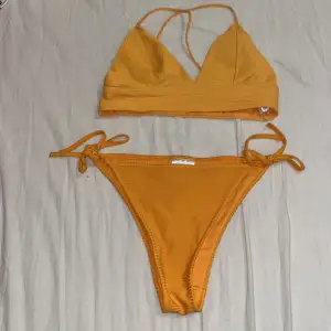 Bikini i helt okej skick toppen är lite mer urtvättad än underdelen då toppen är använd fler gånger än underdelen båda från HM toppen är i strl 36 och underdelen är i strl 34