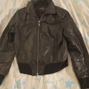Skinnjacka  -  Snygg skinns jacka i äkta skinn.Inga fel eller defekter,mkt sparsamt använd. Den inte nött pp kuddarna nere vid armarna .den har två vanliga fickor o en innerficka.den är som en vanlig small i strl. Finns i Hötorget men kan mötas upp i närheten